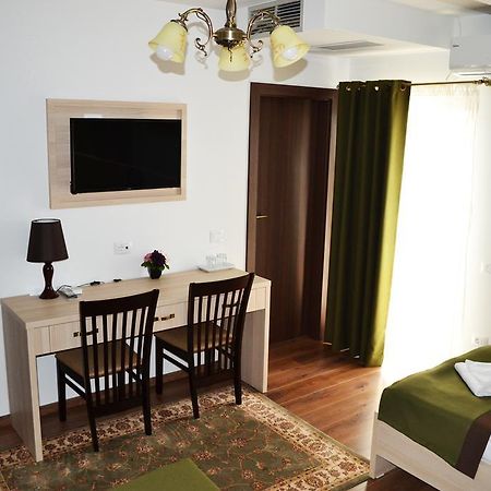 Hotel Casa Caroli Târgu Jiu Esterno foto