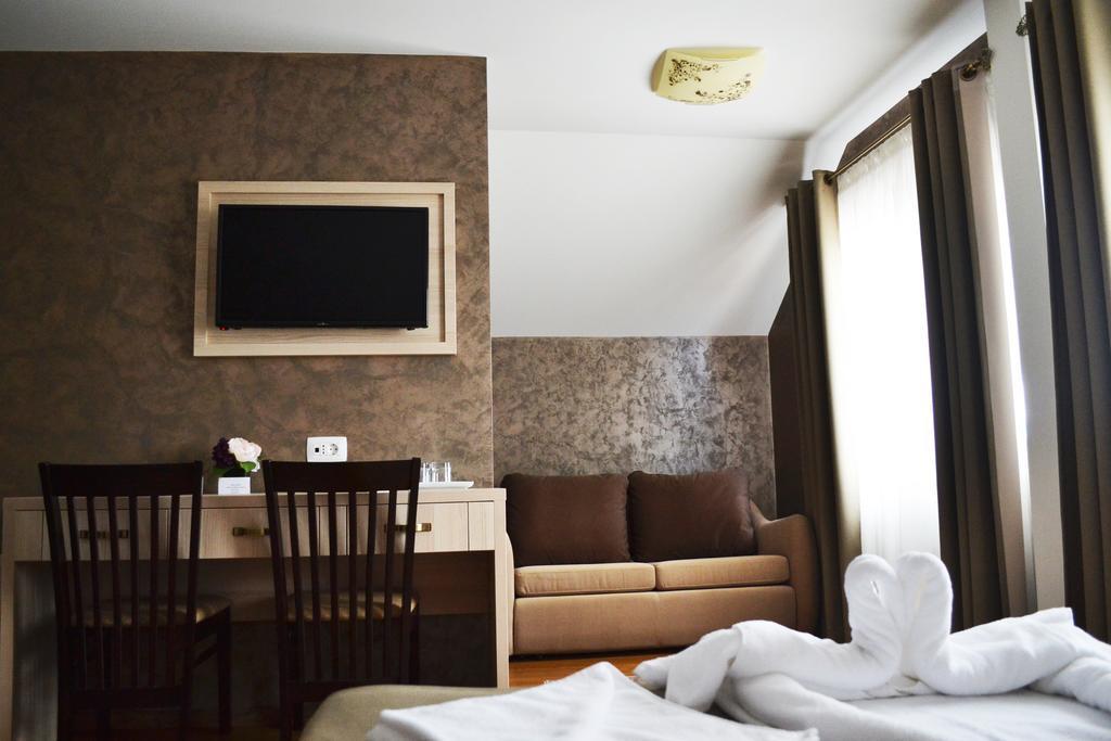 Hotel Casa Caroli Târgu Jiu Esterno foto