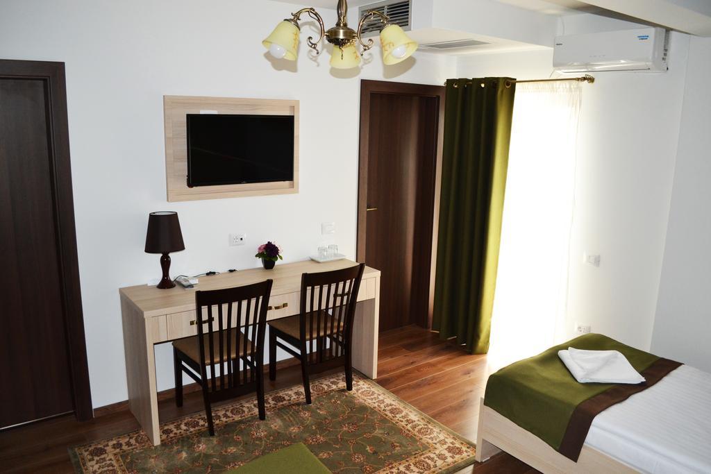 Hotel Casa Caroli Târgu Jiu Esterno foto