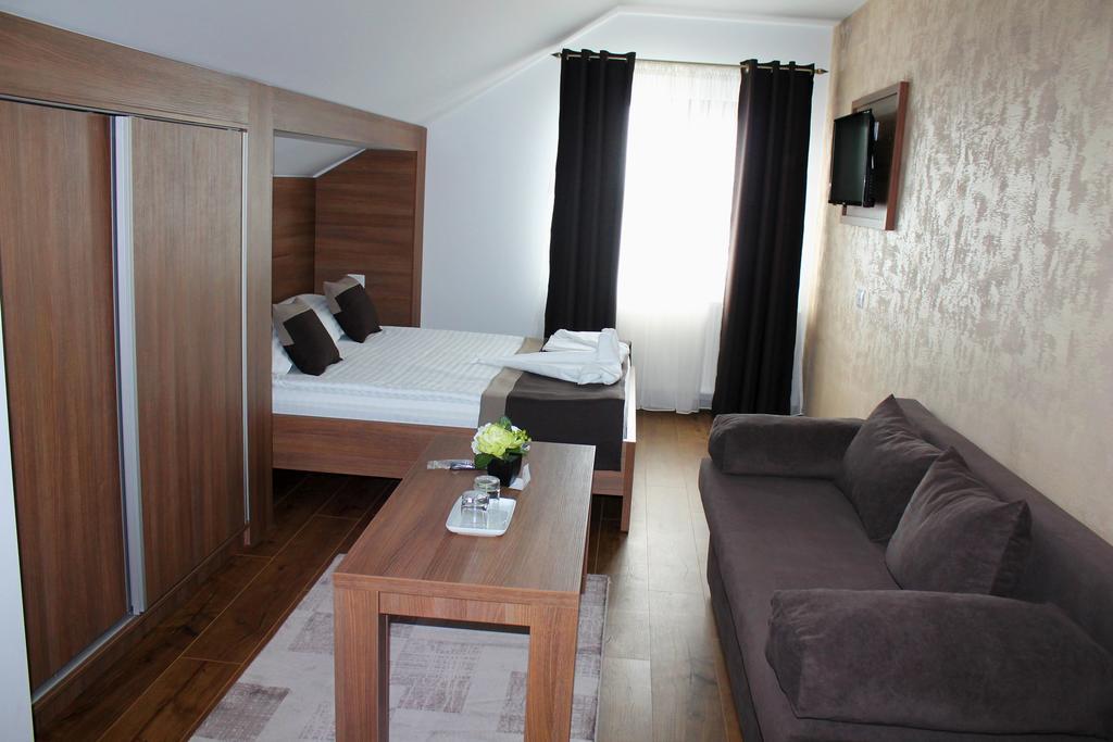 Hotel Casa Caroli Târgu Jiu Esterno foto