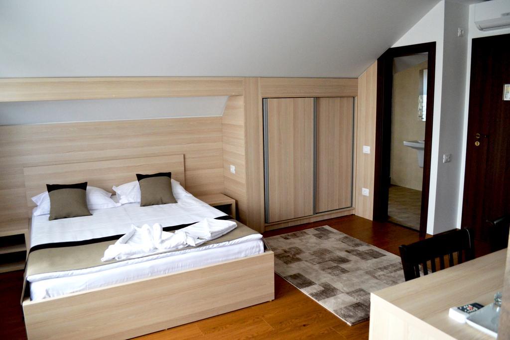 Hotel Casa Caroli Târgu Jiu Esterno foto